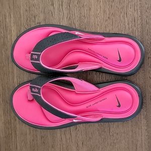 Nike ~ Flip Flops Sz 7